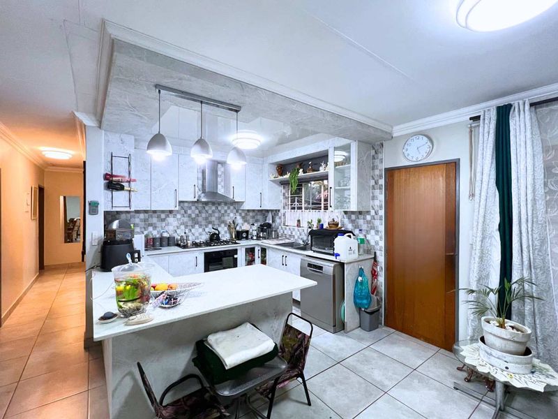 Modern 3-Bedroom Townhouse in the Heart of Doornpoort - Photo 10