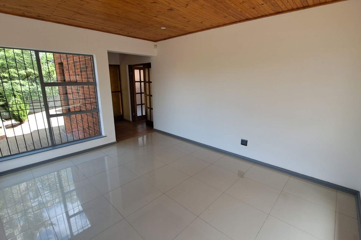 . "Prime Investment in Prestigious Heuwelsig" - Photo 2