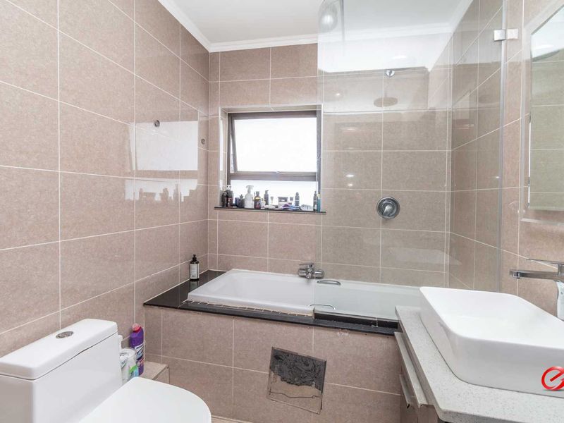 Luxury Apartment with Tenant in Prime Location - Photo 3