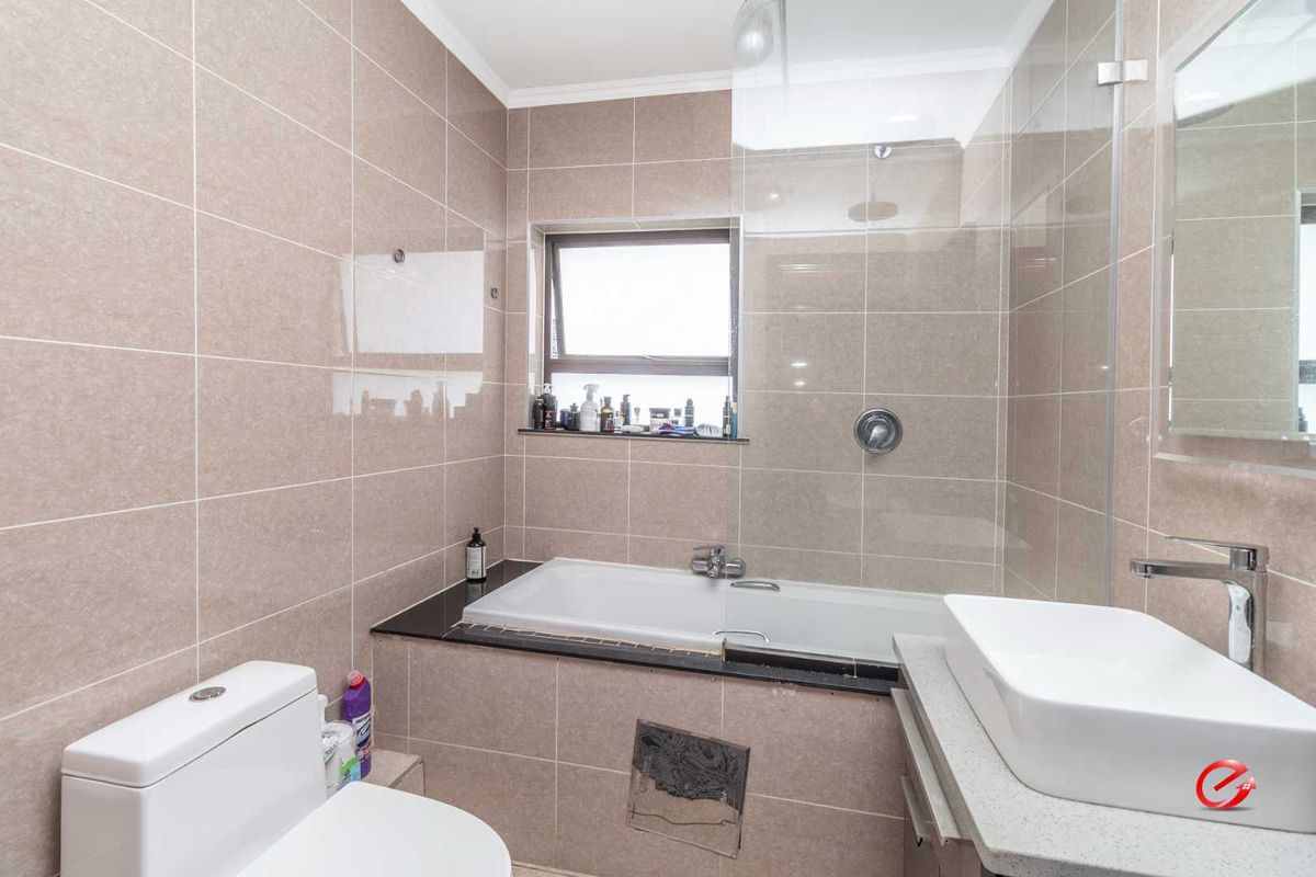 Luxury Apartment with Tenant in Prime Location - Photo 3