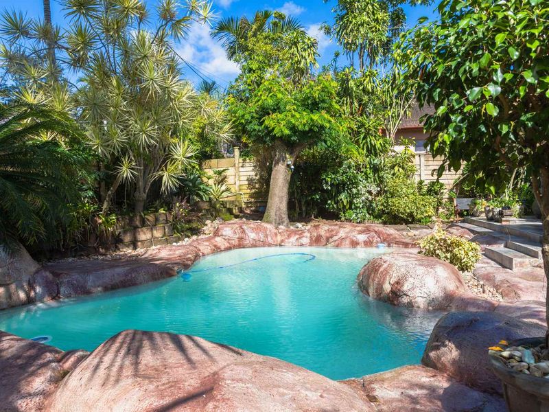 Beautiful 3-Bedroom Home with 2 Garden Cottages in Prime Escombe Location - Photo 2