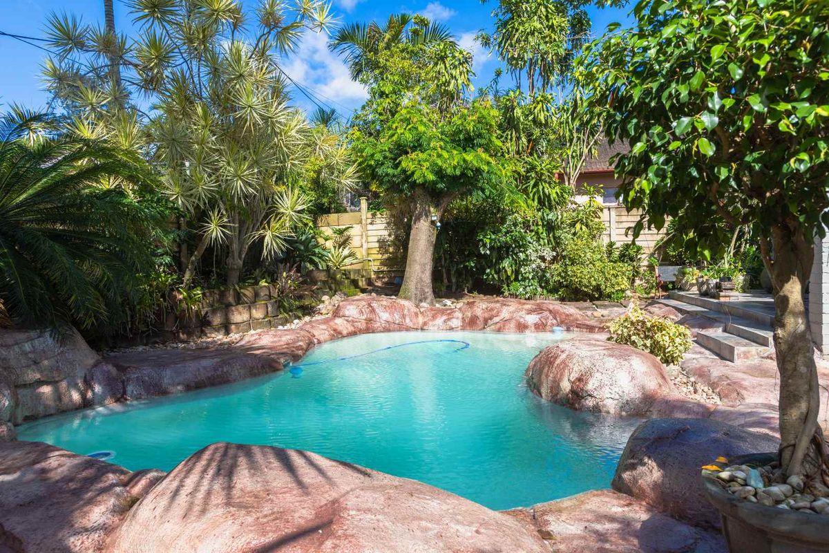 Beautiful 3-Bedroom Home with 2 Garden Cottages in Prime Escombe Location - Photo 2