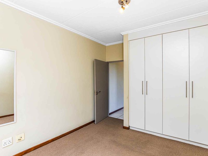 Charming 2 Bedroom Apartment in Secure Complex - Photo 10