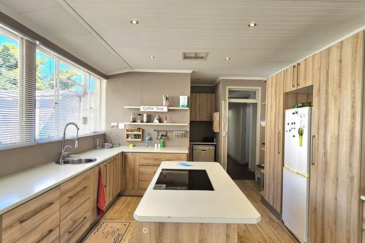 Stunning 4-Bedroom Rental in Luxury Hill Awaits!" - Photo 5