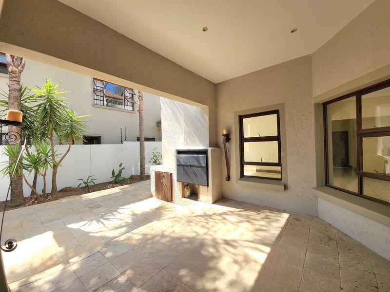 ✨ Welcome to a home that blends elegance, comfort, and entertainment in perfect harmony. - Photo 7