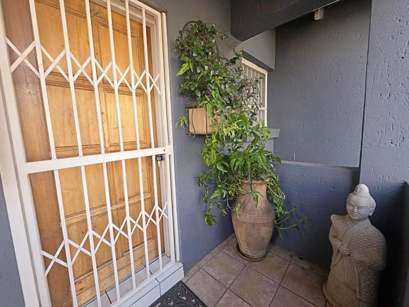 3 Bedroom Townhouse for Sale in New Redruth - Photo 2