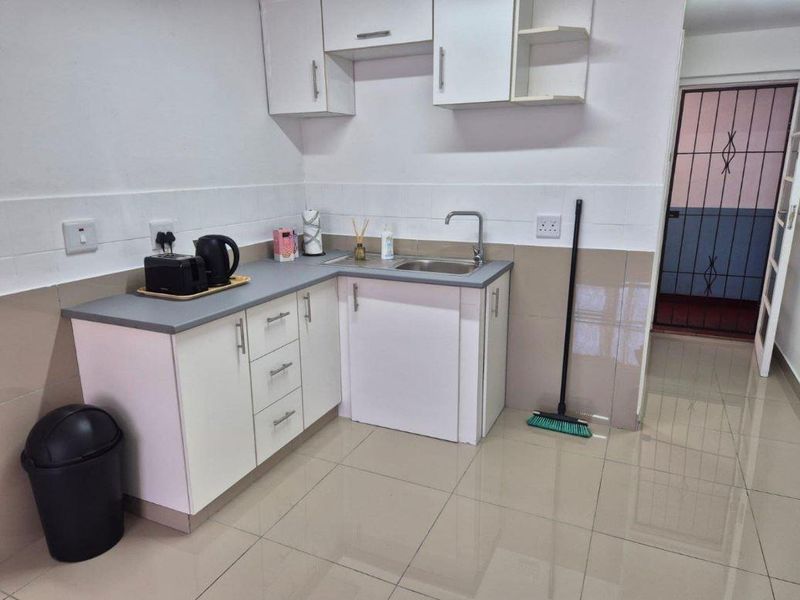 Bachelor flat for sale with harbour views. Ideal investment property that is situated in South Beach. - Photo 1