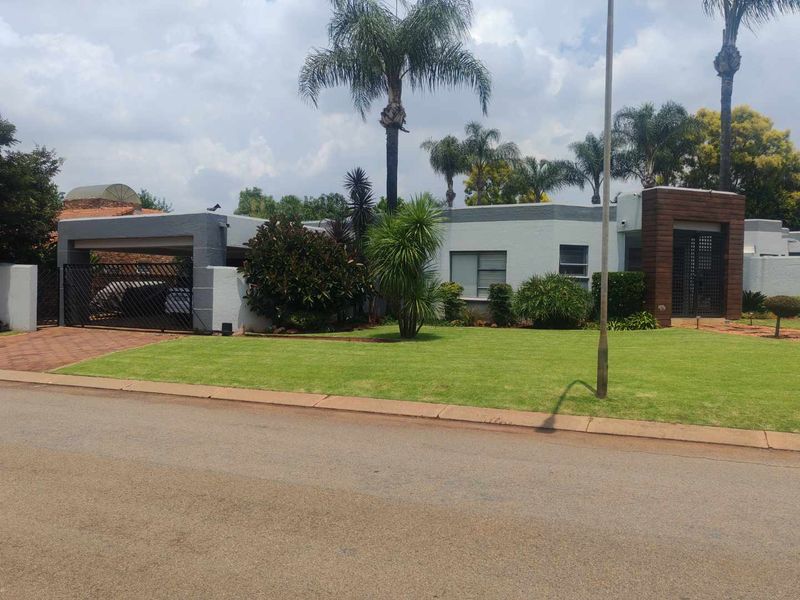 EXCLUSIVE MANDATE - BEAUTIFUL HOUSE IN VERY POPULAR AREA- ENTERTAINERS DREAM - Photo 2