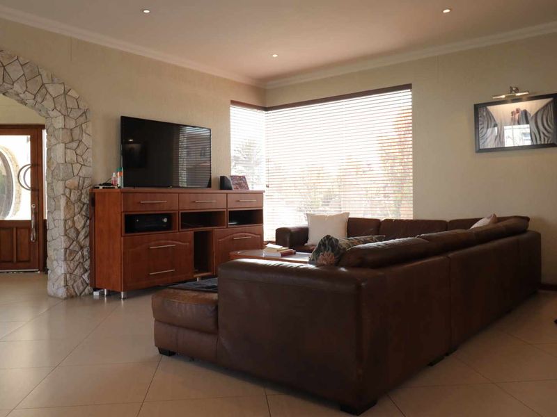 Luxury Family Home with Heated Indoor Pool, Sauna, and Private Garden - Rössmund, Namibia - Photo 6