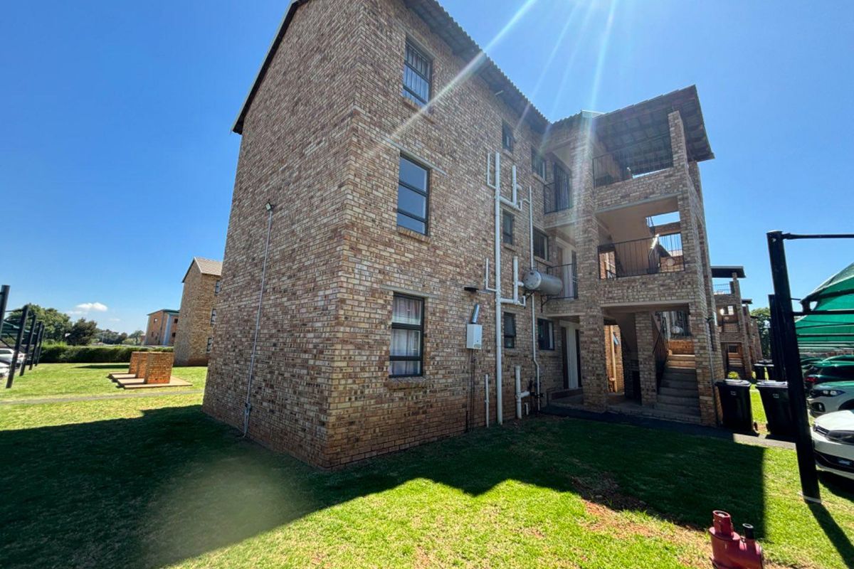 Bright & Beautiful 2-Bedroom, 2-Bathroom Apartment with Balcony - Photo 2