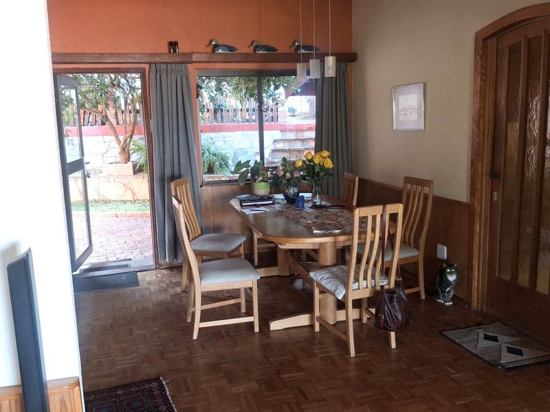 Spacious Family Home in Sought-After Luxury Hill - Photo 4