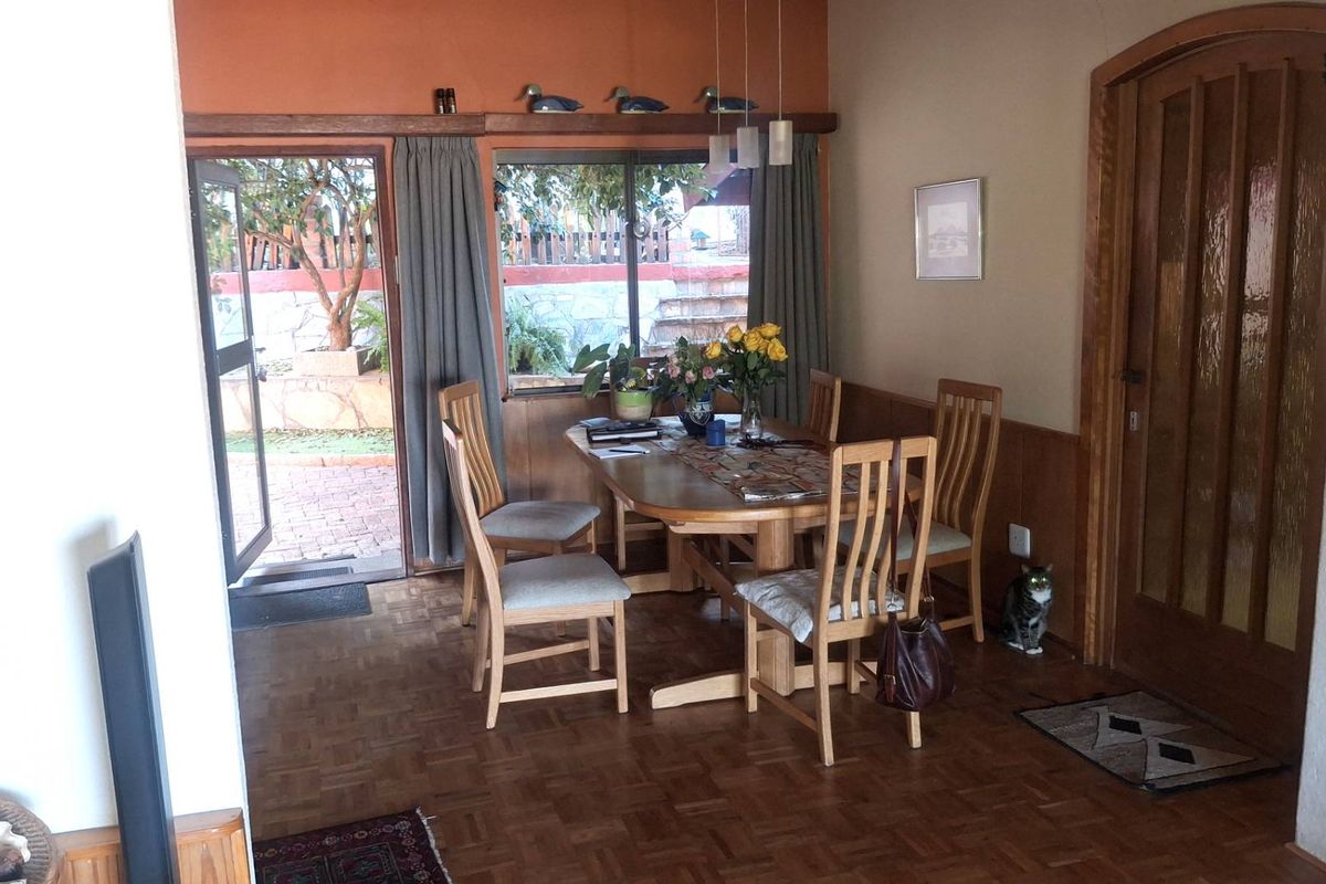 Spacious Family Home in Sought-After Luxury Hill - Photo 4