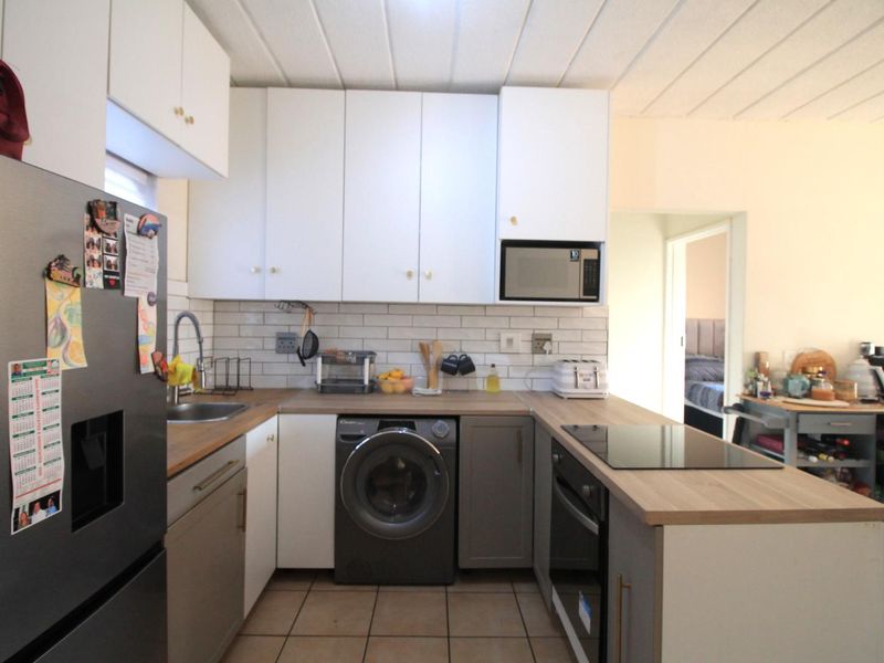 Gorgeous and sunny, garden apartment - Photo 3