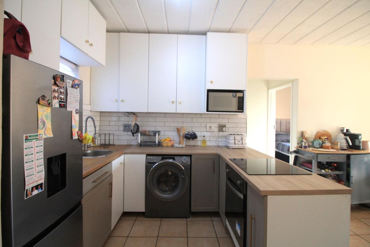 Gorgeous and sunny, garden apartment - Photo 3