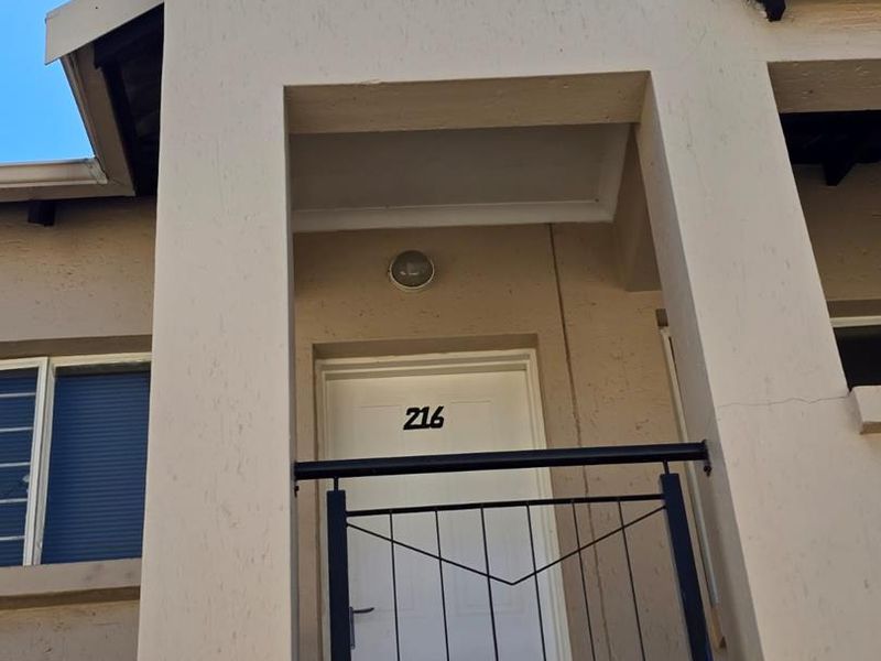 Modern Top-Floor 2-Bedroom Apartment with Balcony in Secure Park Square - Photo 4
