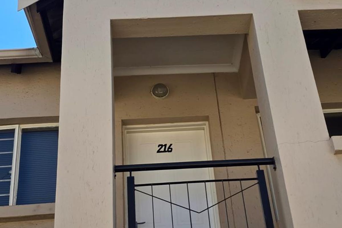 Modern Top-Floor 2-Bedroom Apartment with Balcony in Secure Park Square - Photo 4