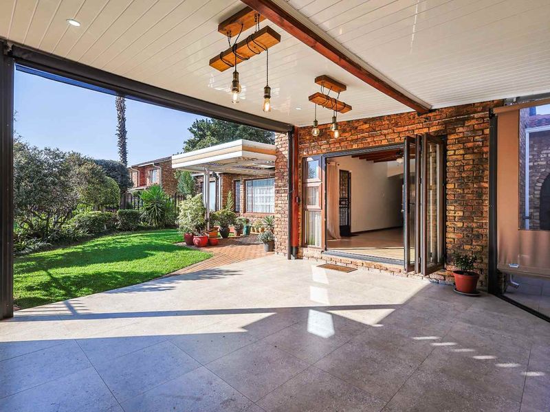 Stylish & Secure Living in the Heart of Faerie Glen - Photo 3