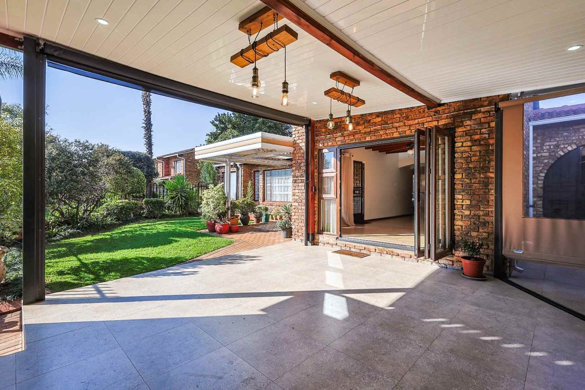 Stylish & Secure Living in the Heart of Faerie Glen - Photo 3
