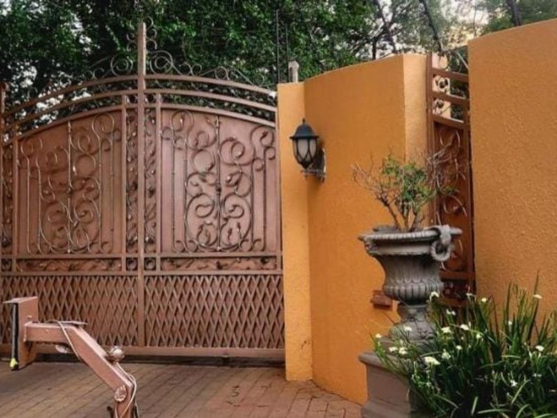 6 luxurious Bedrooms property for sale - Photo 3