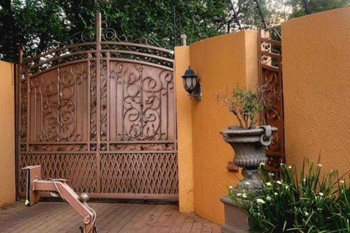 6 luxurious Bedrooms property for sale - Photo 3