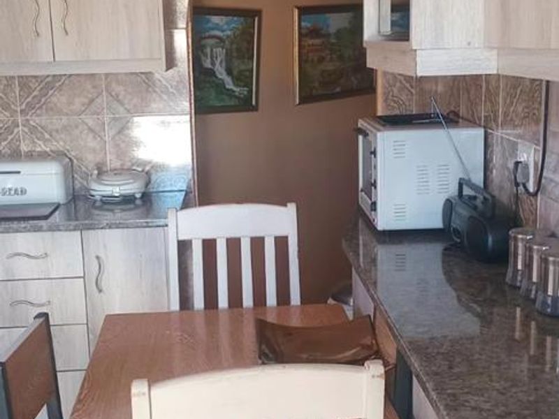 Three-bedroom house for sale in B Section, Khayelitsha - Photo 7