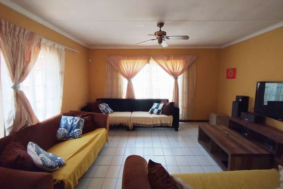 SPACIOUS 4 BEDROOM HOUSE FOR SALE IN DOORPOORT - Photo 3