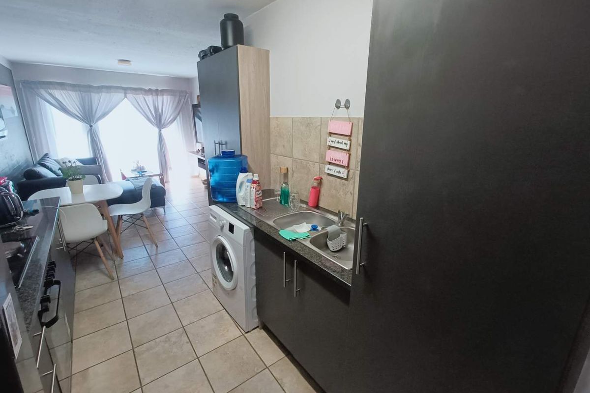 BEAUTIFUL FIRST FLOOR APARTMENT FOR SALE IN ROOIHUISKRAAL!!!!!! - Photo 5