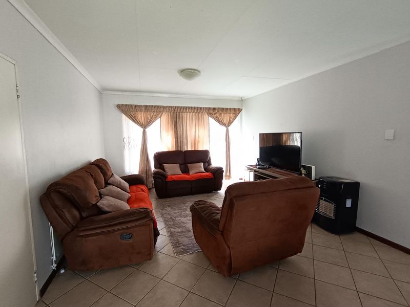 Modern Bayswater Townhouse in Estate : Comfort & Space Await - Photo 7