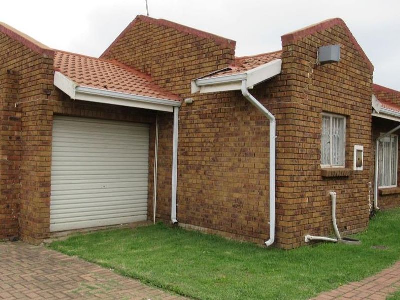 **Charming Two-Bedroom Townhouse for Sale in Norkem Park** - Photo 2