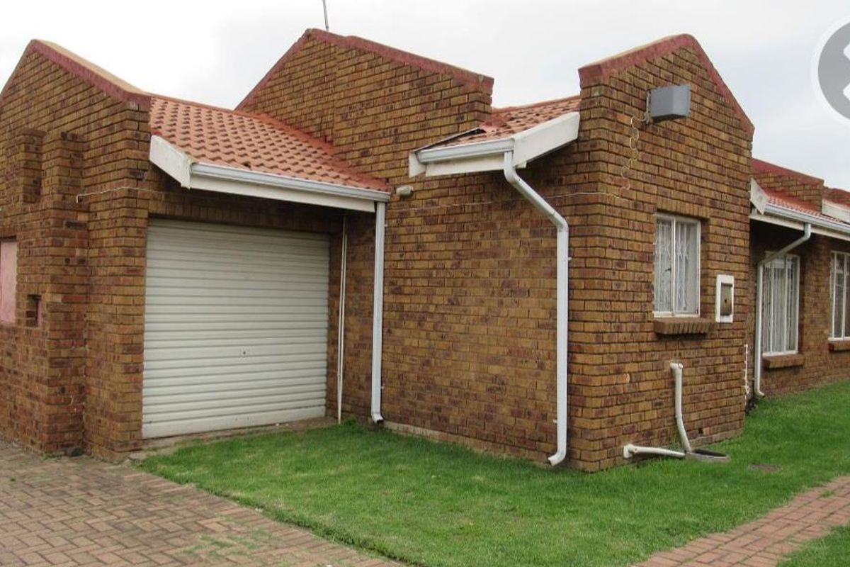 **Charming Two-Bedroom Townhouse for Sale in Norkem Park** - Photo 2