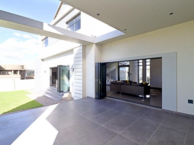 4 Bedroom House for Sale in Blue Valley Golf Estate - Photo 5