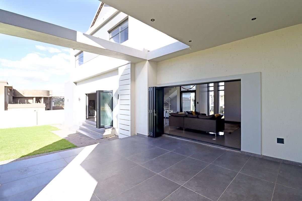 4 Bedroom House for Sale in Blue Valley Golf Estate - Photo 5