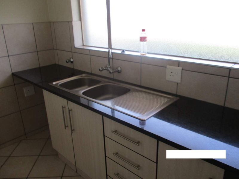 SPACIOUS 2.5 BEDROOM FLAT TO RENT IN PARKTOWN ESTATES - Photo 3