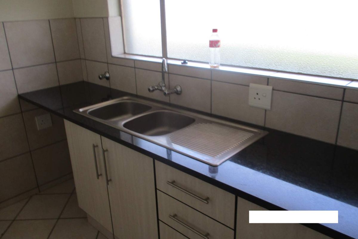 SPACIOUS 2.5 BEDROOM FLAT TO RENT IN PARKTOWN ESTATES - Photo 3