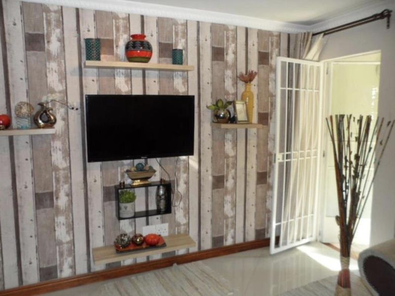 A CHARMING TWO BEDROOM FURNISHED GARDEN APARTMENT - Photo 2