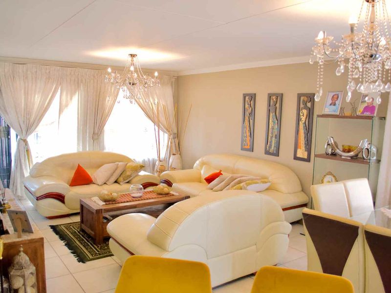 ** 3 Bedroom Townhouse in the Heart of Amberfield - A minute away from Amberfield College - Grade 00 to Matric** - Photo 3