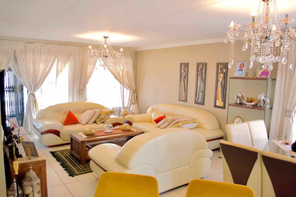 ** 3 Bedroom Townhouse in the Heart of Amberfield - A minute away from Amberfield College - Grade 00 to Matric** - Photo 3