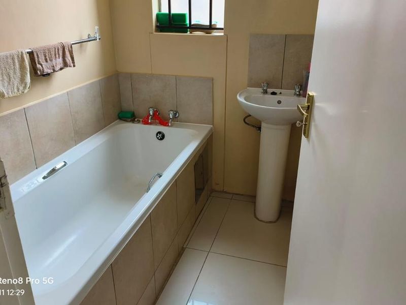 Clayville R 850 000 - Family Home! - Photo 8