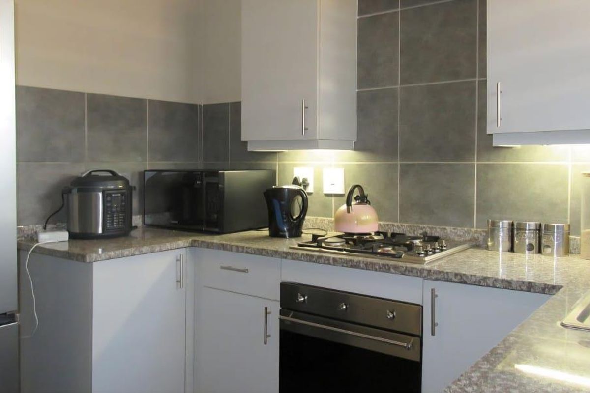 Modern Living: 3 Beds, 2 Baths, Balcony & Parking! - Photo 4