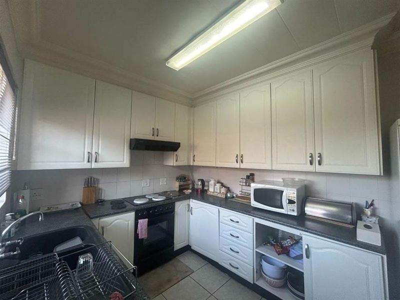 4 Bedroom Duplex Townhouse for Sale in Bassonia - Photo 2