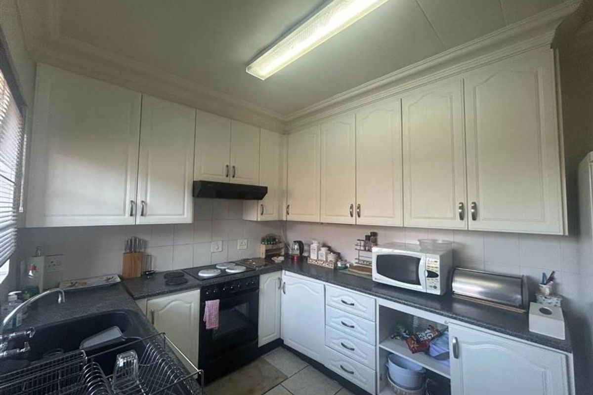 4 Bedroom Duplex Townhouse for Sale in Bassonia - Photo 2