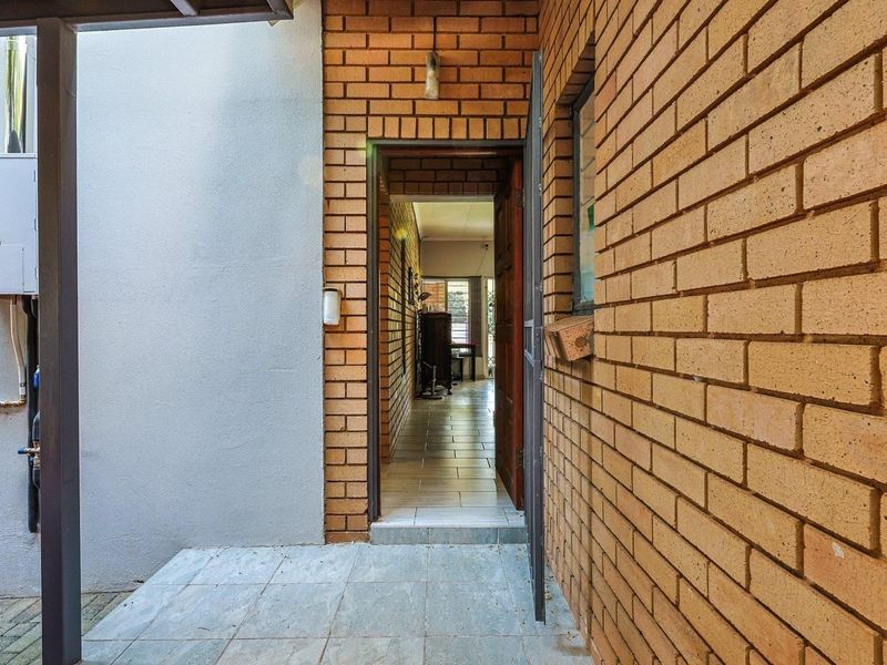 Energy-Efficient 3 Bedroom Home in Garsfontein.

This neat and well-maintained 3-bedroom home offers comfortable family living with the added benefit of excellent energy efficiency. Designed for practicality and easy entertaining, it’s the perfect mo - Photo 2