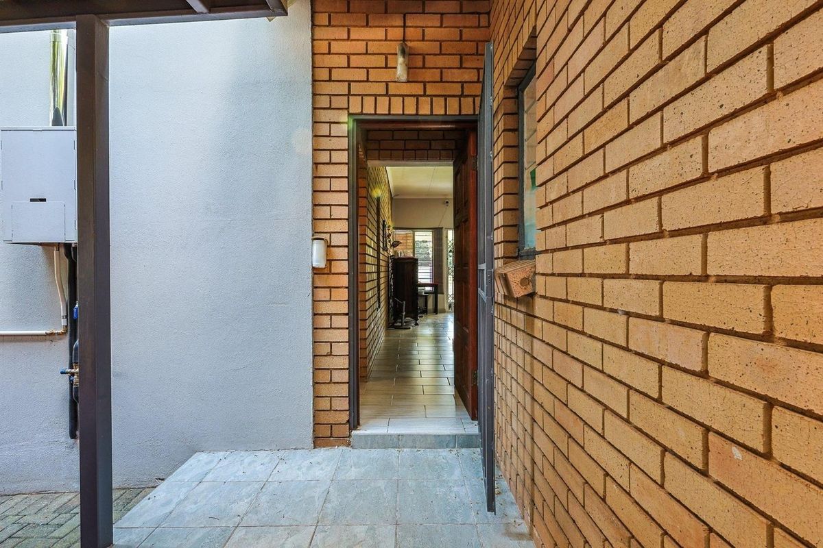 Energy-Efficient 3 Bedroom Home in Garsfontein.

This neat and well-maintained 3-bedroom home offers comfortable family living with the added benefit of excellent energy efficiency. Designed for practicality and easy entertaining, it’s the perfect mo - Photo 2