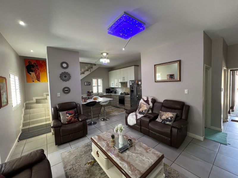 Delightful Semi-Detached Townhouse in a Sought-After Location - Photo 6