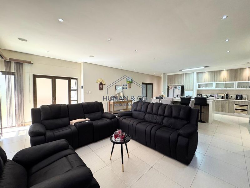 Stunning Modern 5-Bedroom Home in Fairway Estate - Photo 8