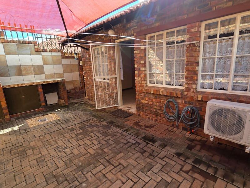 Charming & Secure Low-Maintenance Townhouse – Perfect Starter Home or Investment! - Photo 10