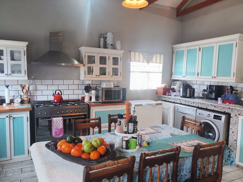 3 Bedroom home with 3 garages - Photo 3