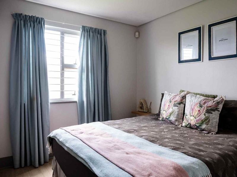 Discover this styling 2 bed, 2bath, single garage lock up and go gem! - Photo 7