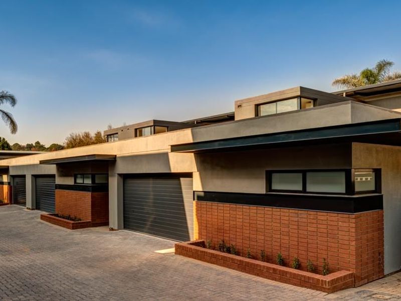 Comtemporary Living in Prestigious Waterkloof Ridge! - Photo 4