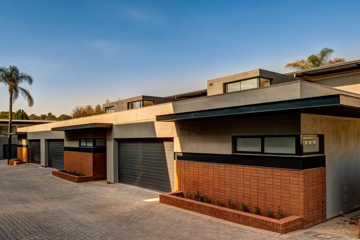 Comtemporary Living in Prestigious Waterkloof Ridge! - Photo 4